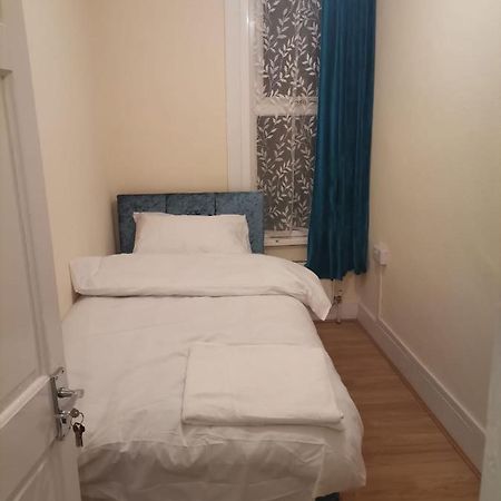 Single Bedroom Near London Seven Kings Train Station Ilford Dış mekan fotoğraf