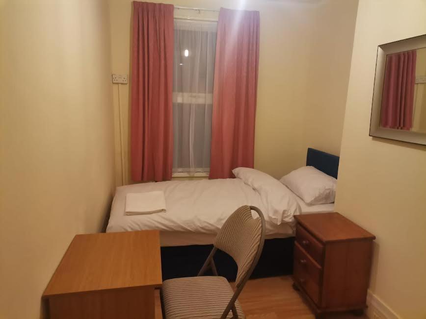 Single Bedroom Near London Seven Kings Train Station Ilford Dış mekan fotoğraf